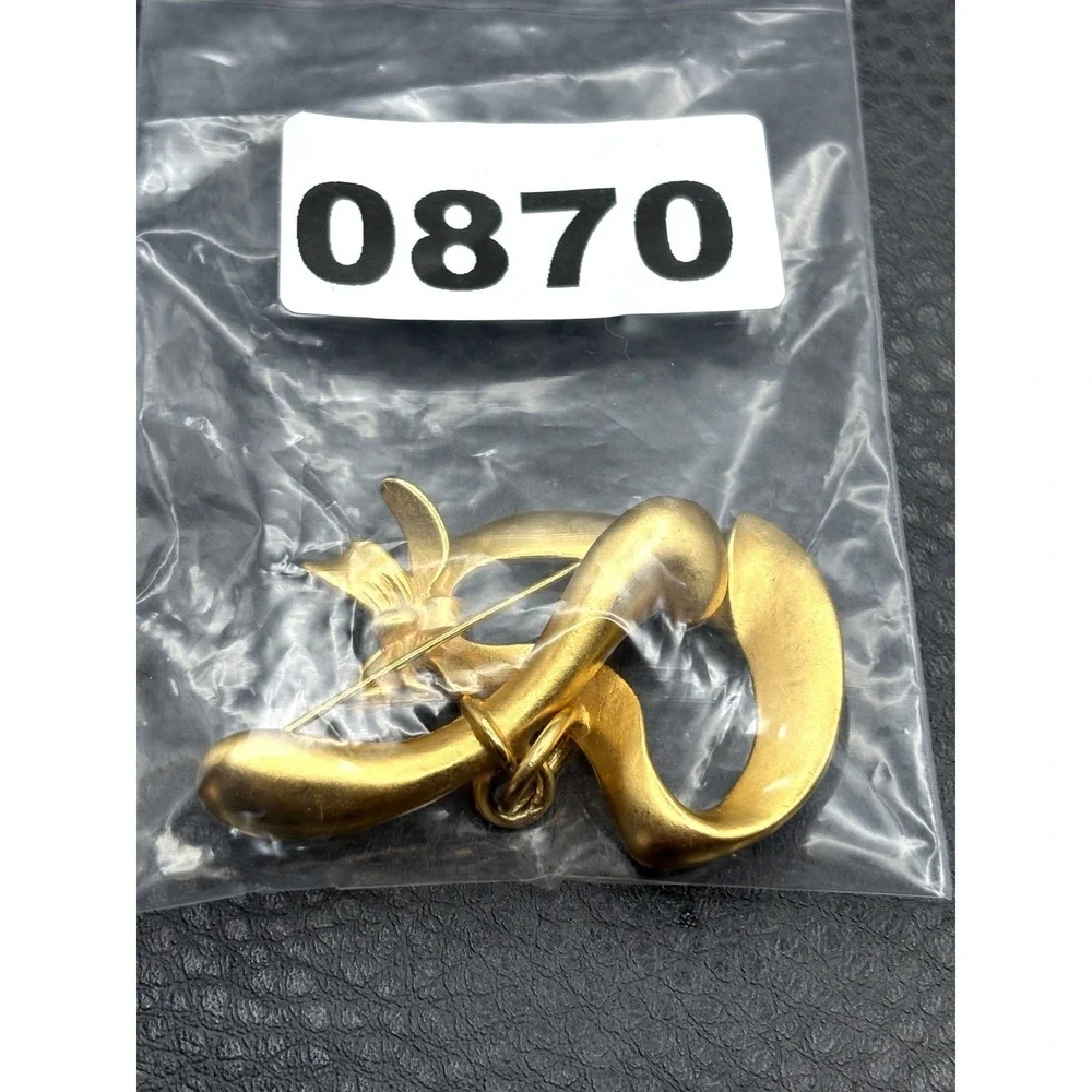 Vintage Dinah Hoyt Taylor DHT Matte Gold Tone Heart Dangle Drop Bow Brooch Pin